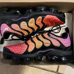 Mens vapor max size 9 great condition, wore them once.